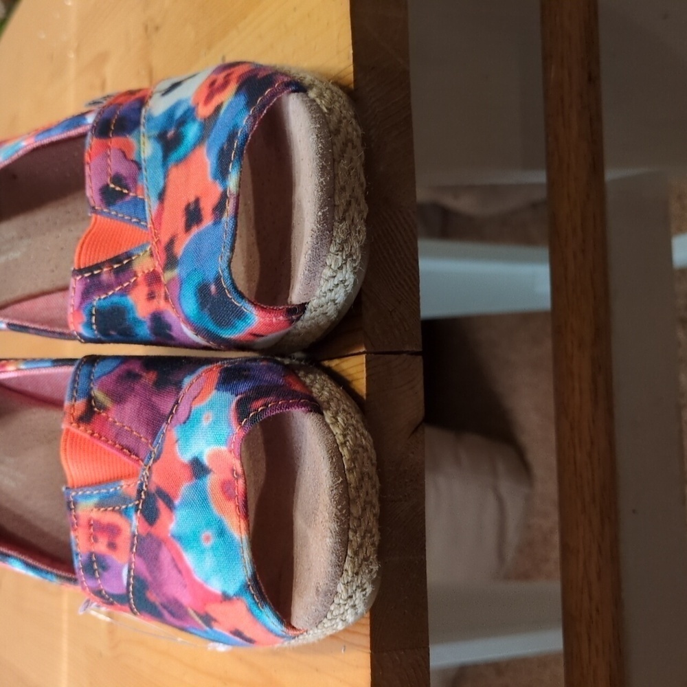 Step into Summer with Toms Oahu Espadrille: Perfect Blend of Style and Comfort - Picture 2 of 15